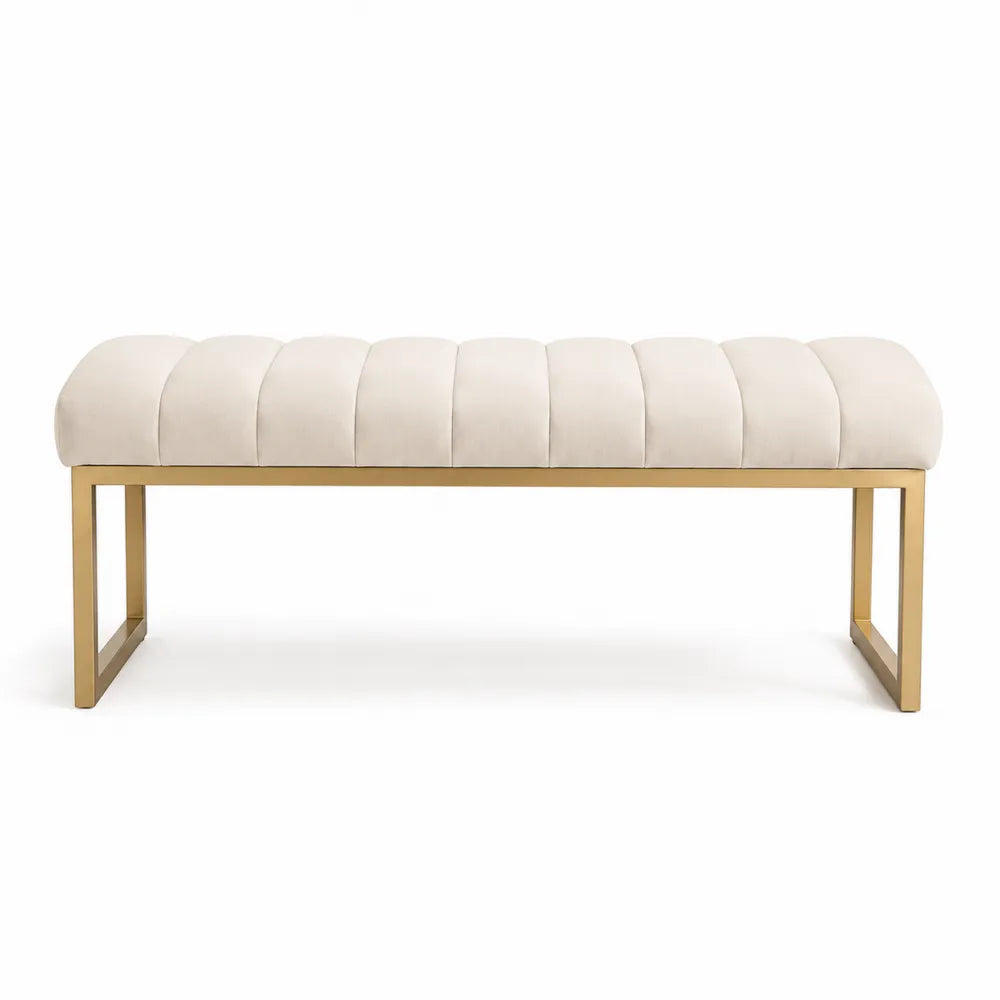 Banco de terciopelo beige con estructura metálica dorada